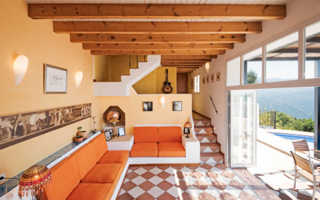 Salón con puertas que se abren a la terraza / zona de la piscina 